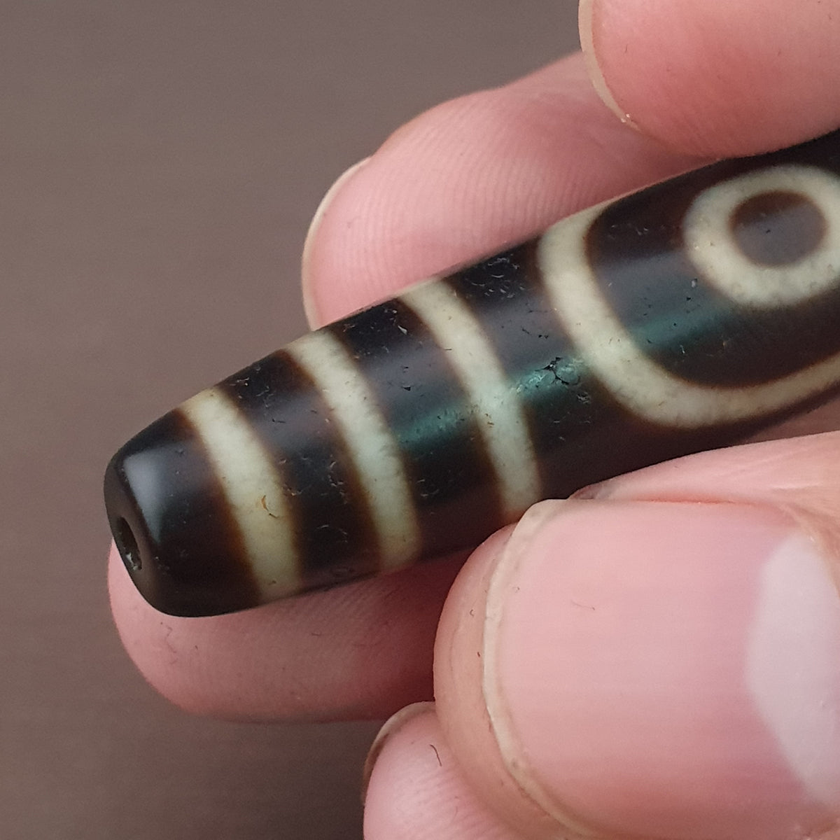 Pendentif amulette antique tibétaine de Dzi à 2 yeux en agate de l'Himalaya
