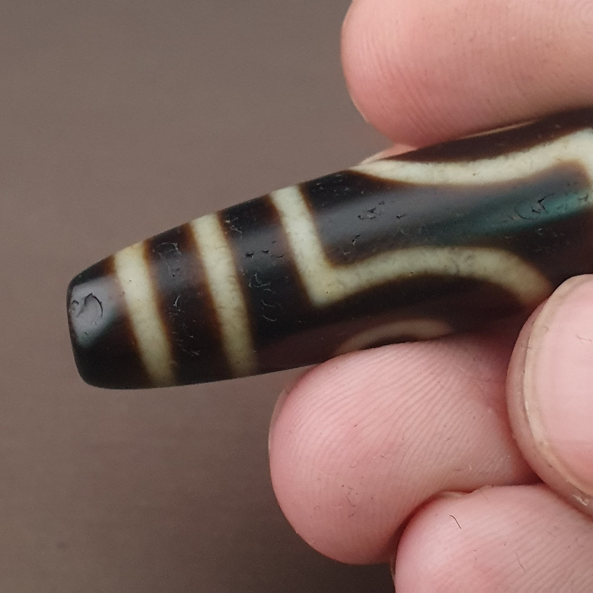 Pendentif amulette antique tibétaine de Dzi à 2 yeux en agate de l'Himalaya