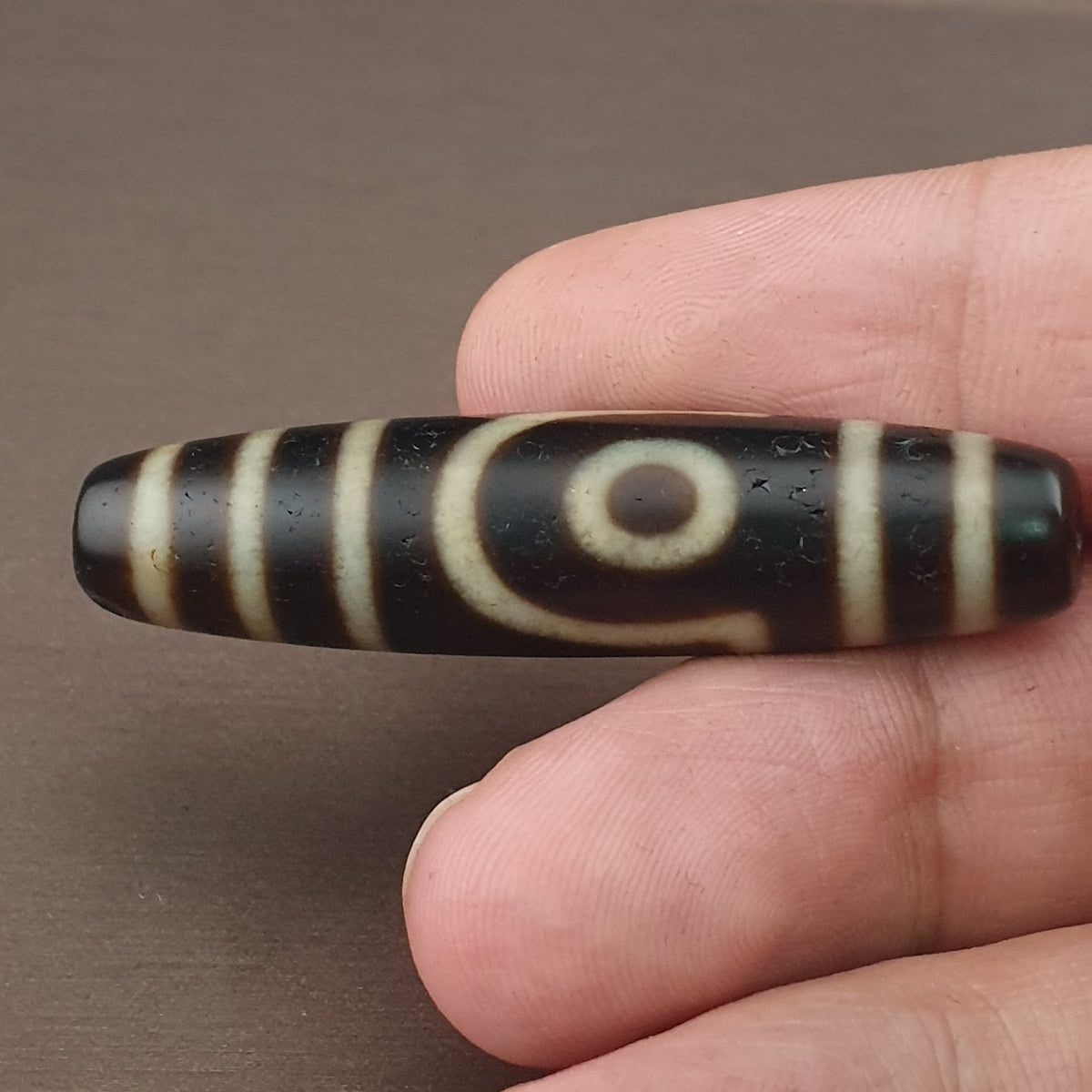 Pendentif amulette antique tibétaine de Dzi à 2 yeux en agate de l'Himalaya