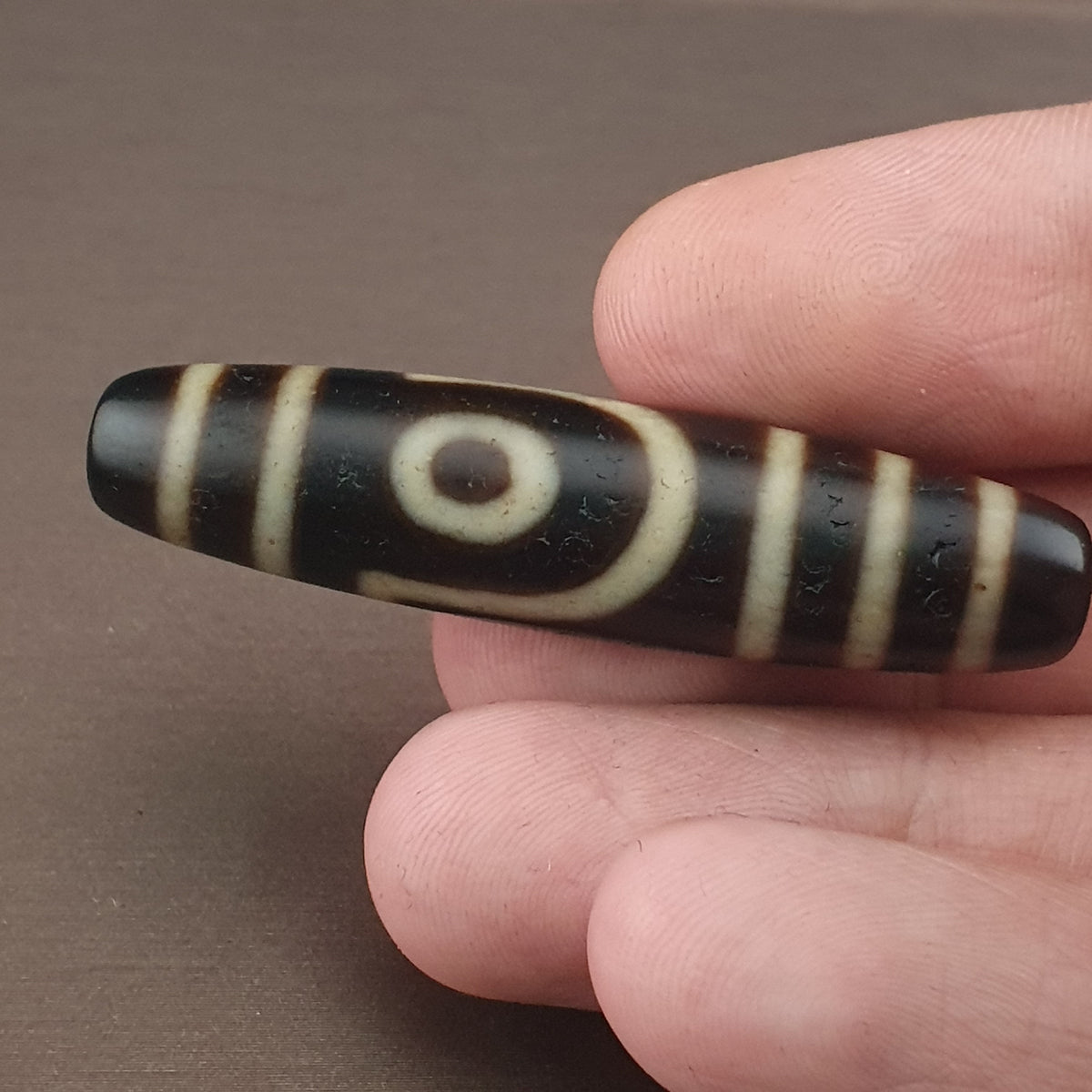 Pendentif amulette antique tibétaine de Dzi à 2 yeux en agate de l'Himalaya