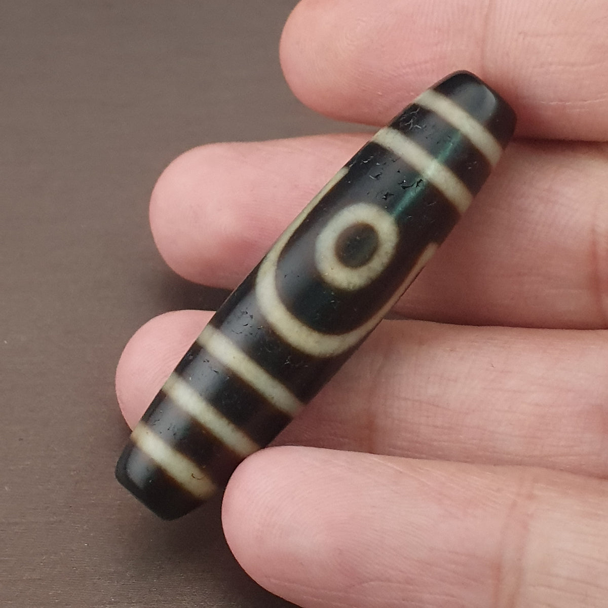 Pendentif amulette antique tibétaine de Dzi à 2 yeux en agate de l'Himalaya