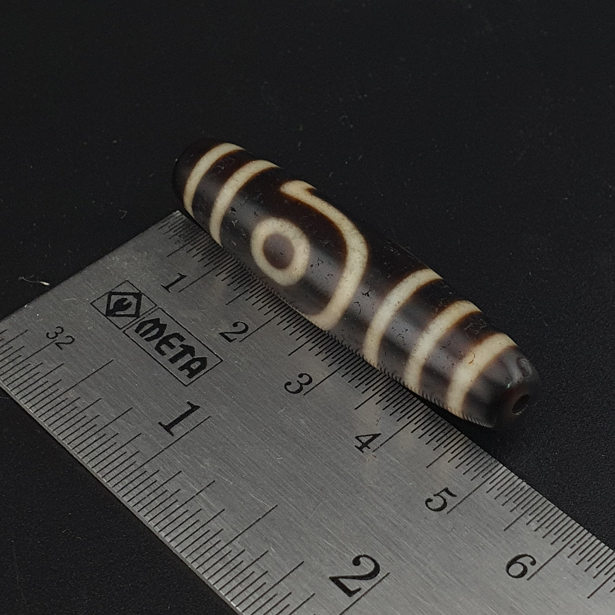 Pendentif amulette antique tibétaine de Dzi à 2 yeux en agate de l'Himalaya