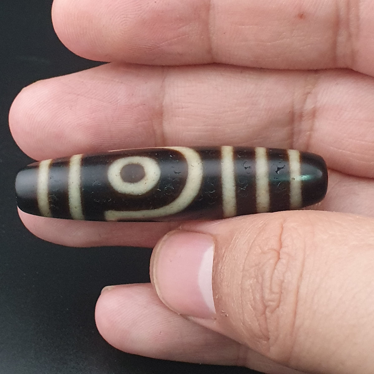 Pendentif amulette antique tibétaine de Dzi à 2 yeux en agate de l'Himalaya