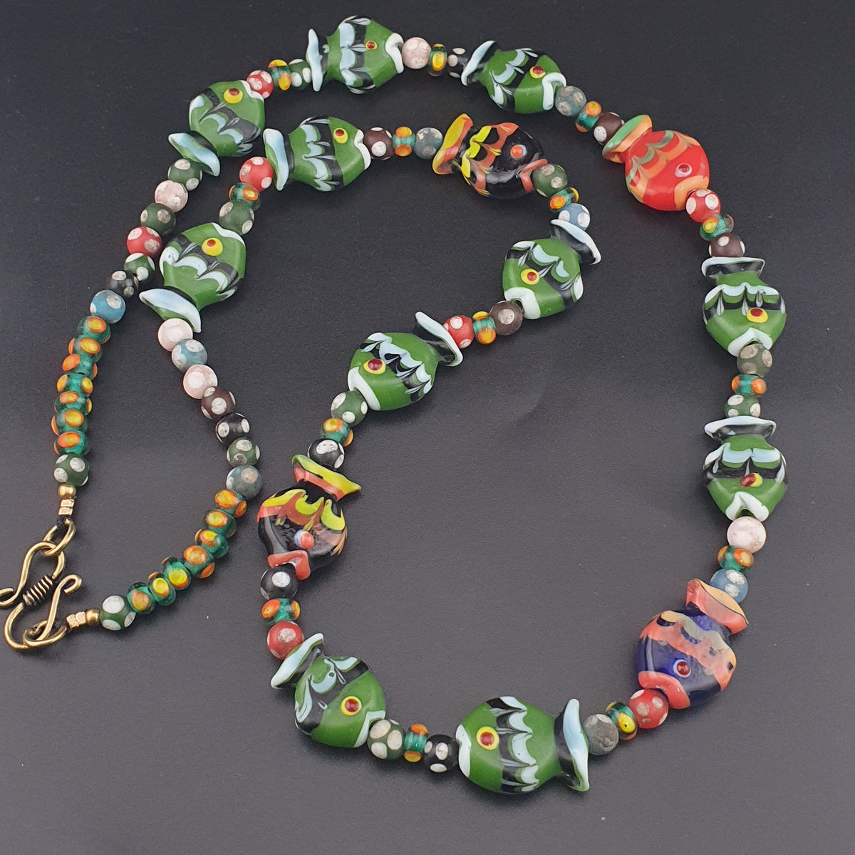 Collier de perles de verre de style vénitien vintage, motif poisson et yeux mélangés