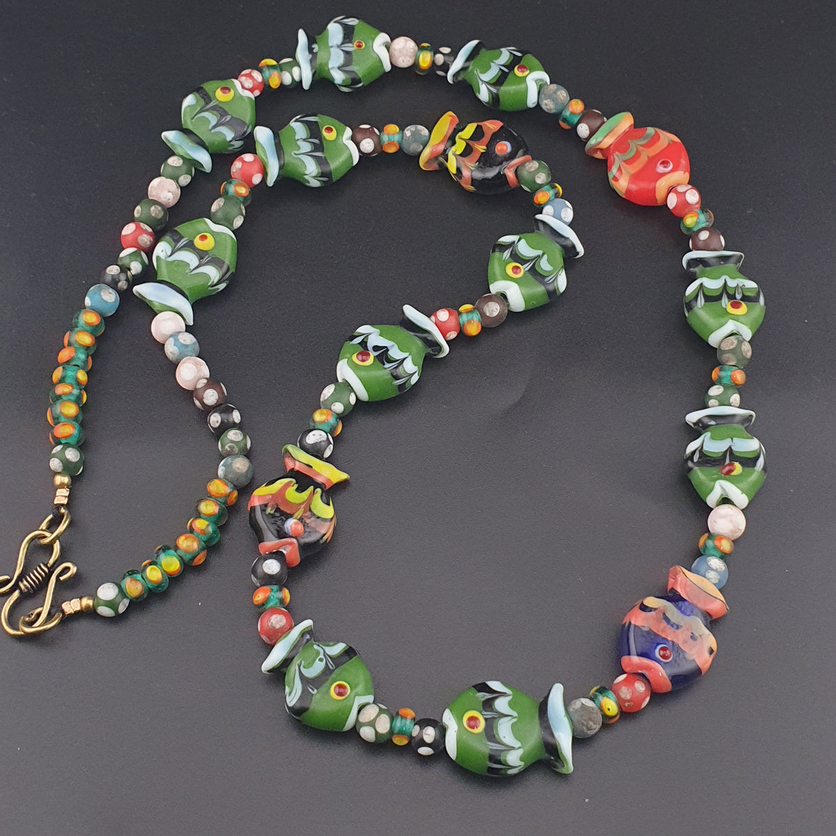 Collier de perles de verre de style vénitien vintage, motif poisson et yeux mélangés