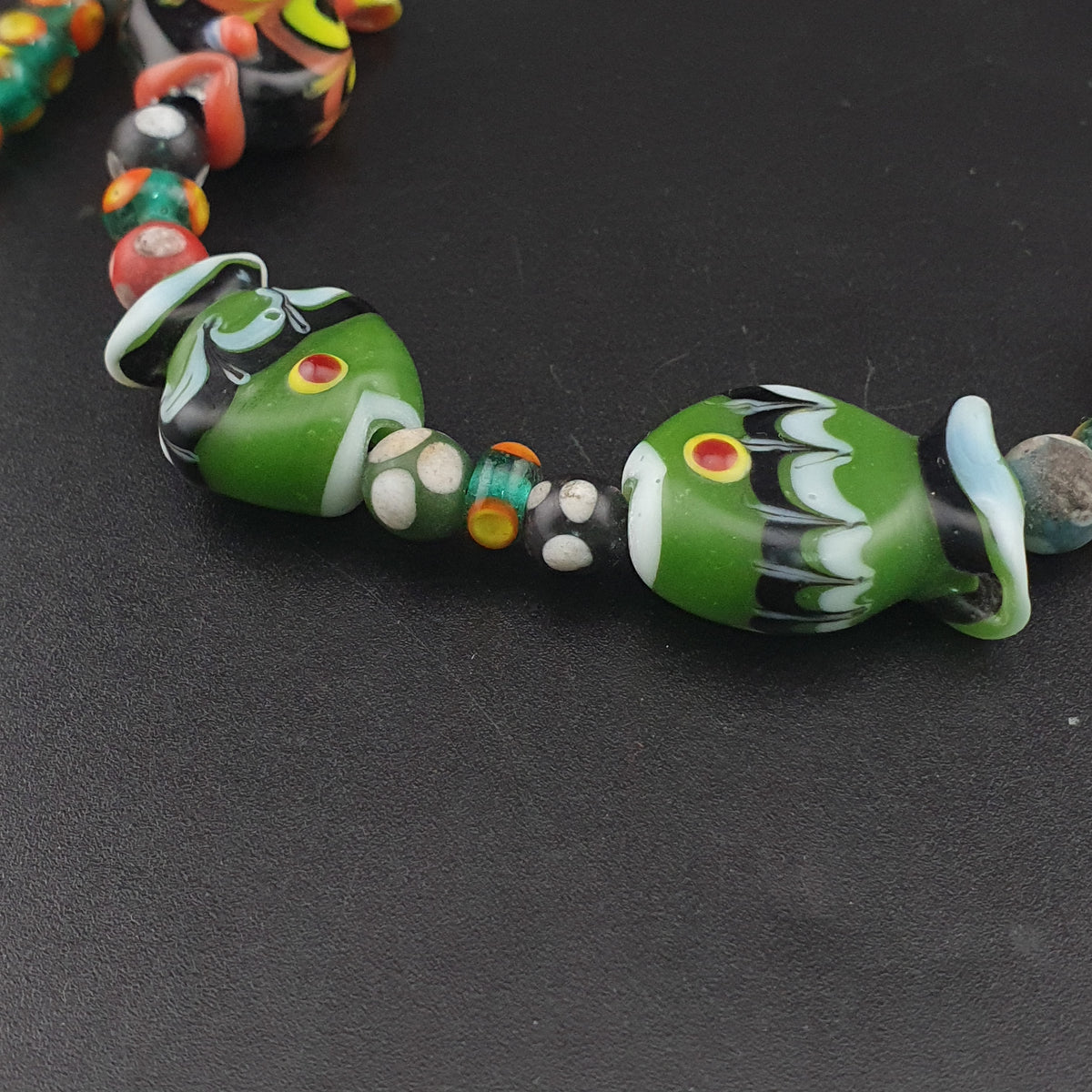 Collier de perles de verre de style vénitien vintage, motif poisson et yeux mélangés