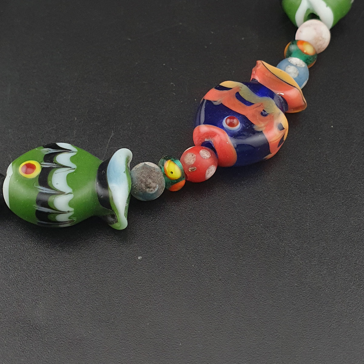 Collier de perles de verre de style vénitien vintage, motif poisson et yeux mélangés