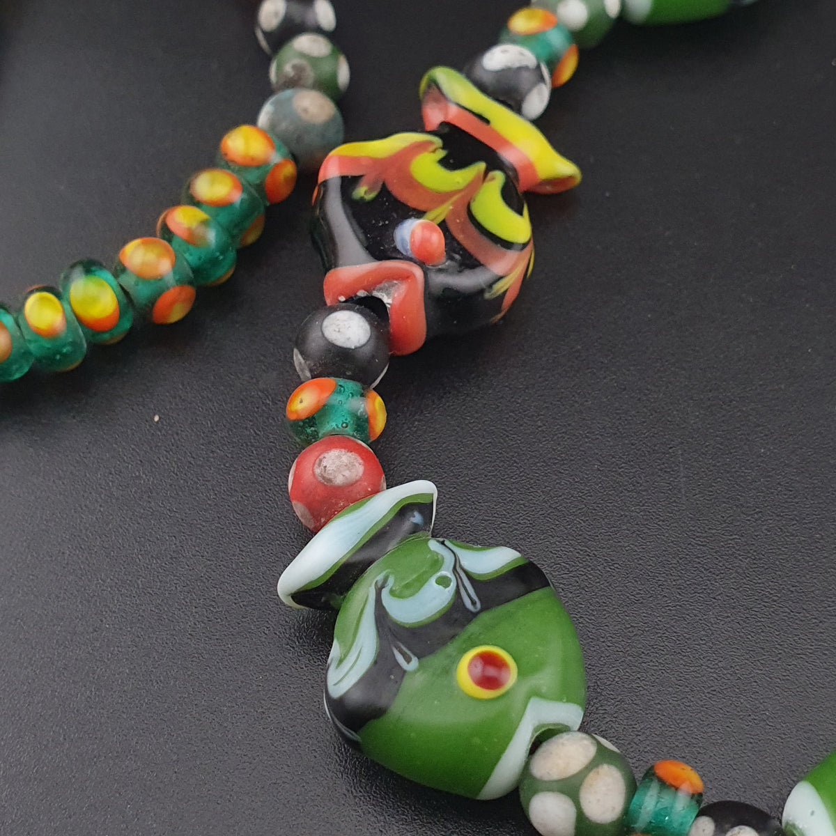 Collier de perles de verre de style vénitien vintage, motif poisson et yeux mélangés