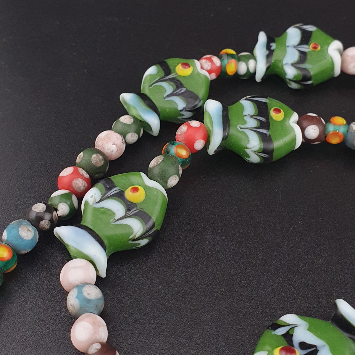 Collier de perles de verre de style vénitien vintage, motif poisson et yeux mélangés