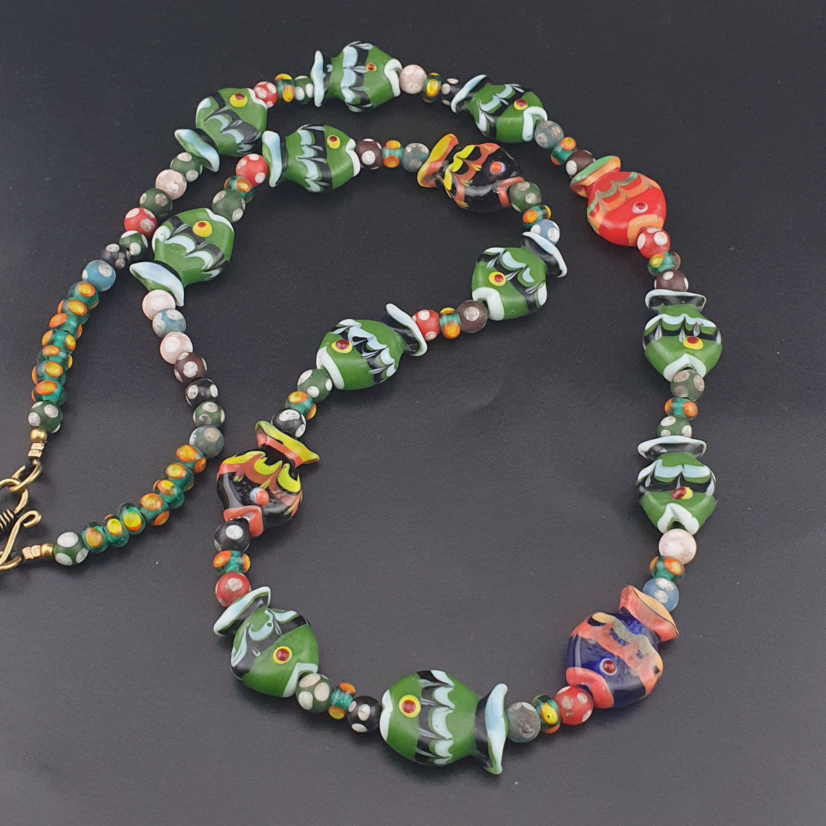 Collier de perles de verre de style vénitien vintage, motif poisson et yeux mélangés