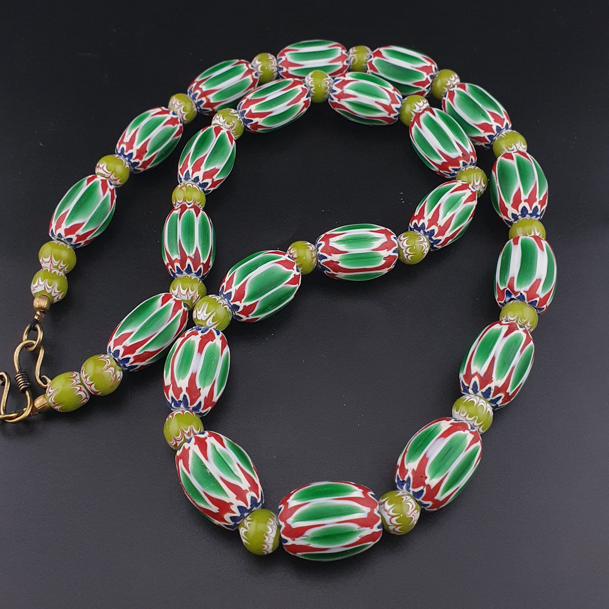 Collier en perles de verre de style vénitien vintage à chevrons et facettes