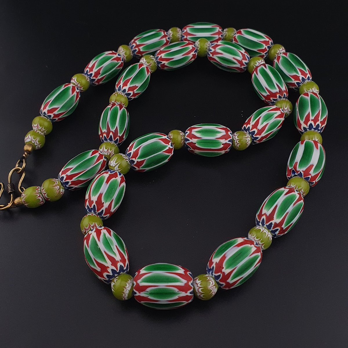 Collier en perles de verre de style vénitien vintage à chevrons et facettes