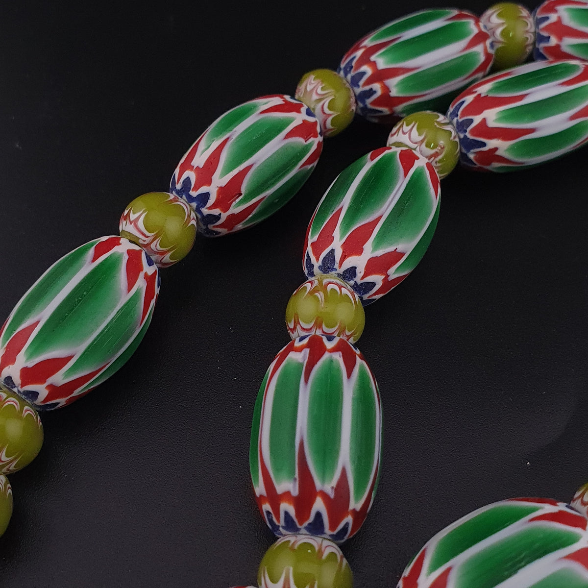 Collier en perles de verre de style vénitien vintage à chevrons et facettes