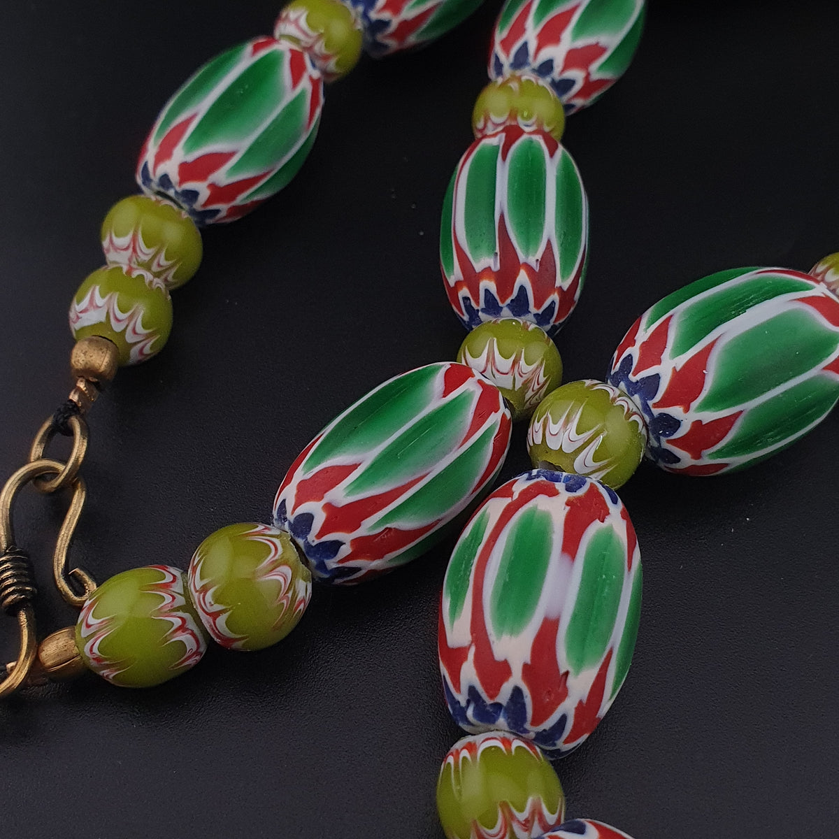 Collier en perles de verre de style vénitien vintage à chevrons et facettes