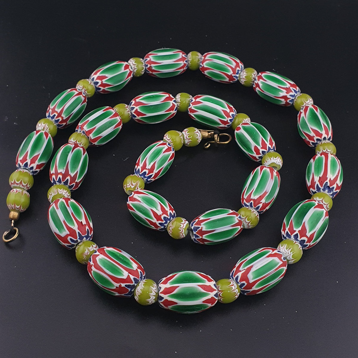 Collier en perles de verre de style vénitien vintage à chevrons et facettes