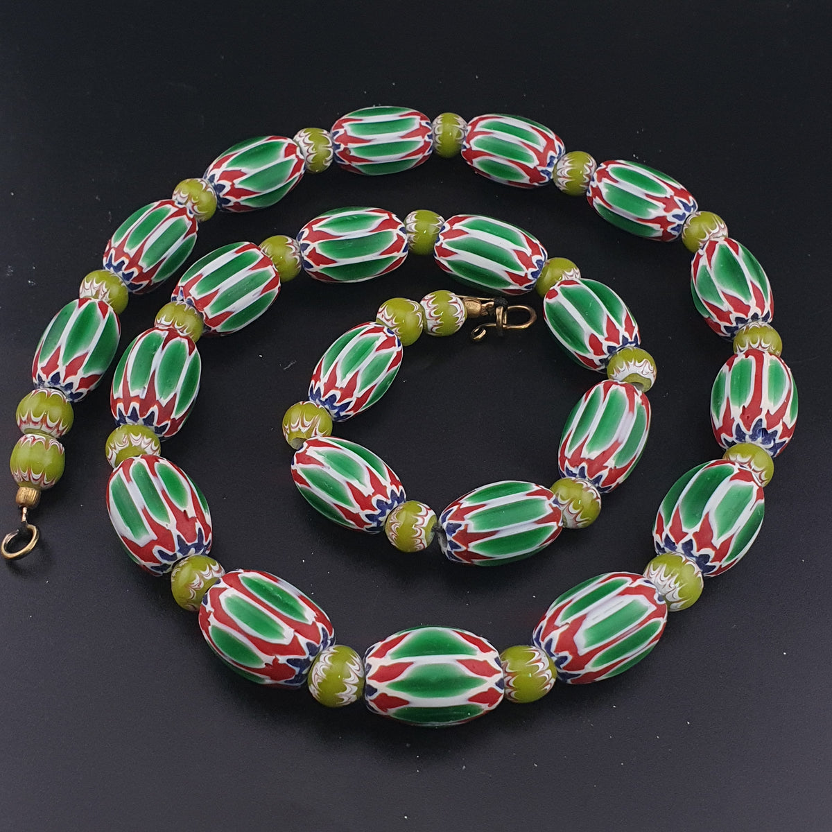 Collier en perles de verre de style vénitien vintage à chevrons et facettes