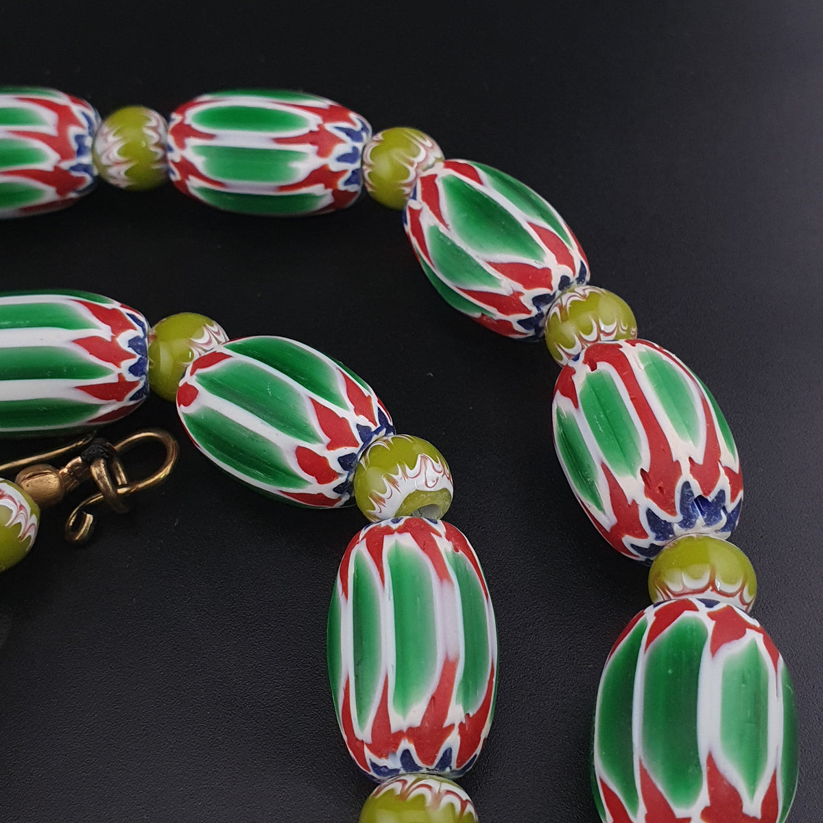 Collier en perles de verre de style vénitien vintage à chevrons et facettes