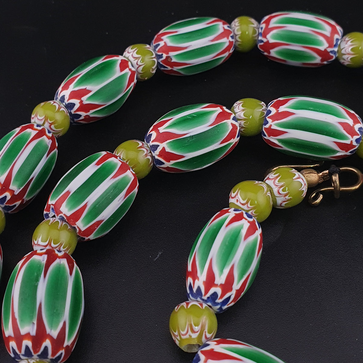 Collier en perles de verre de style vénitien vintage à chevrons et facettes