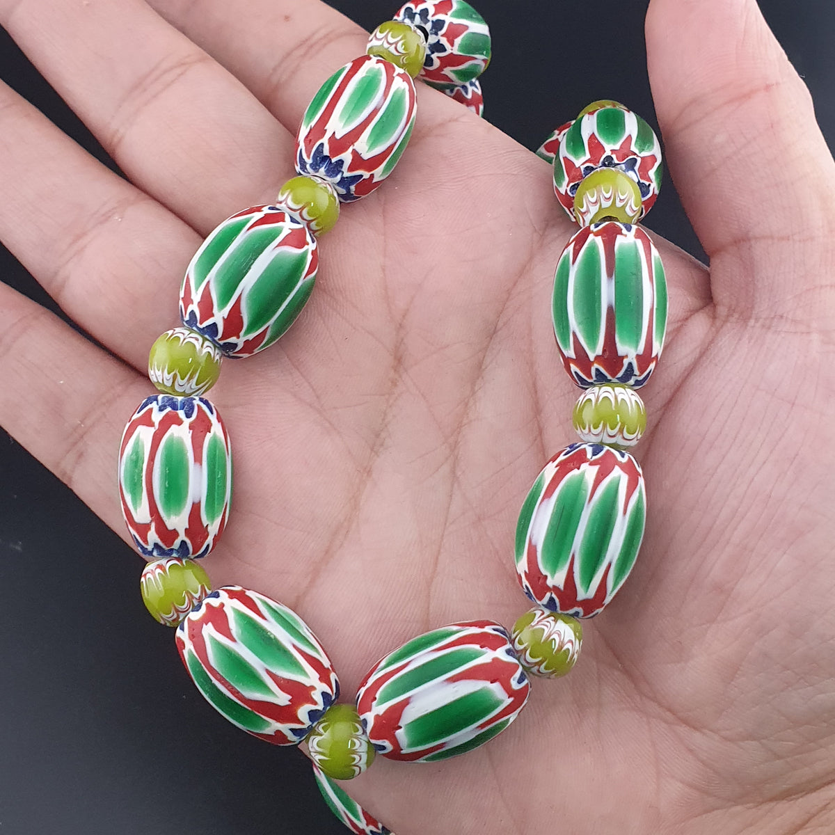 Collier en perles de verre de style vénitien vintage à chevrons et facettes