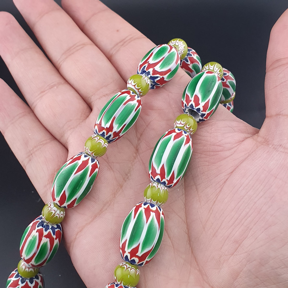 Collier en perles de verre de style vénitien vintage à chevrons et facettes