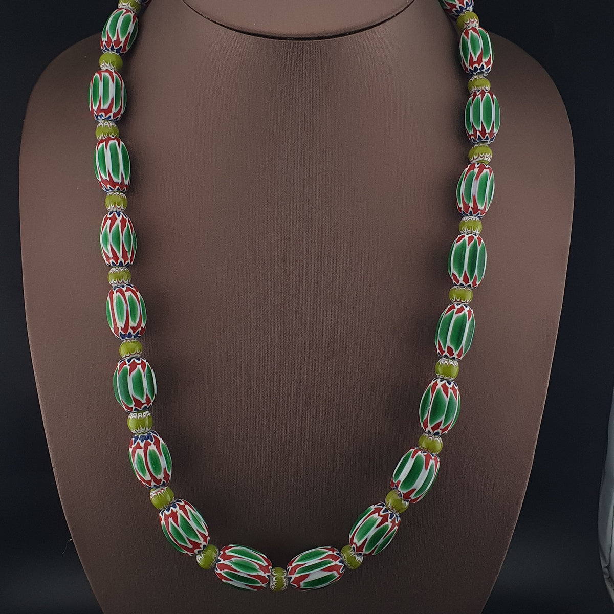 Collier en perles de verre de style vénitien vintage à chevrons et facettes