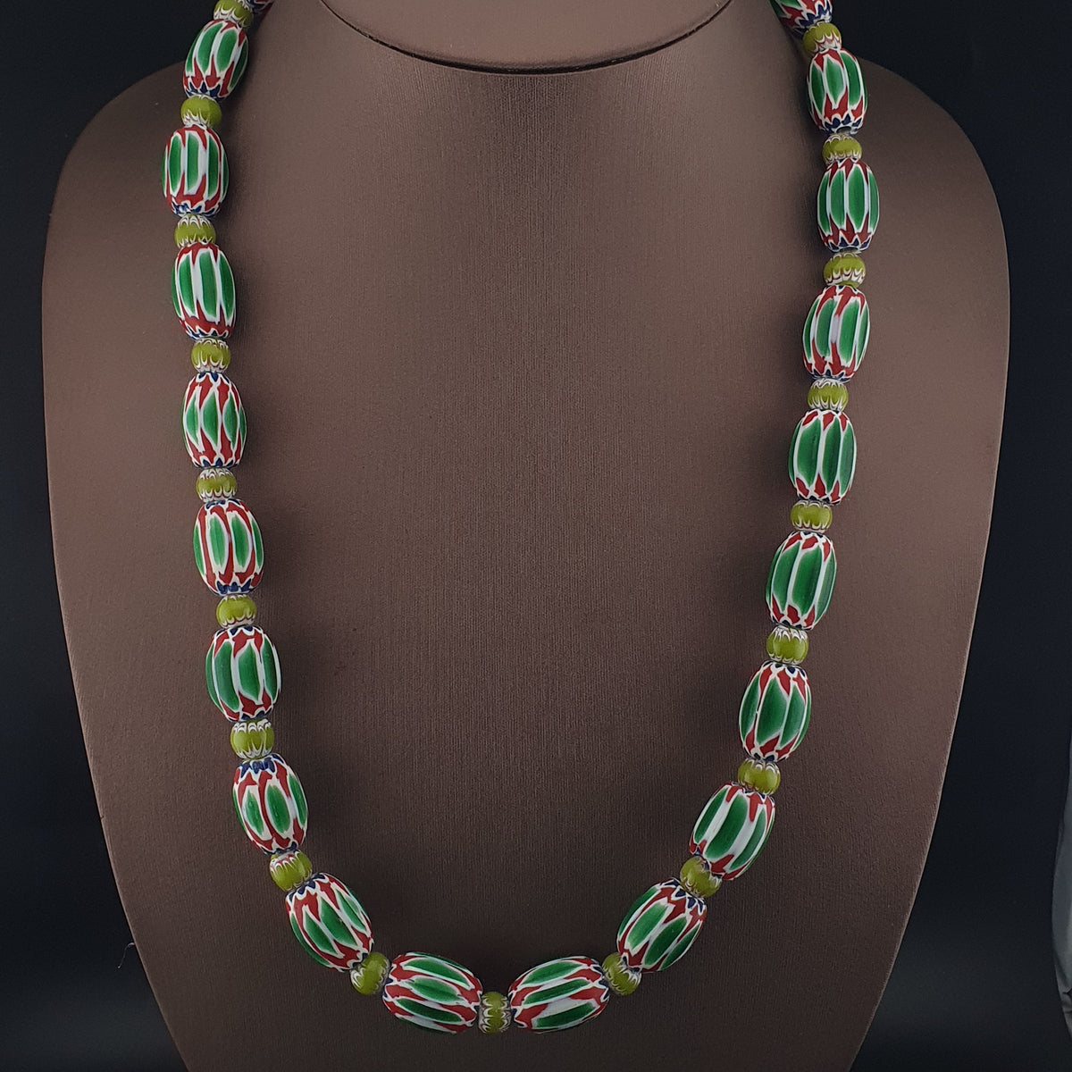Collier en perles de verre de style vénitien vintage à chevrons et facettes