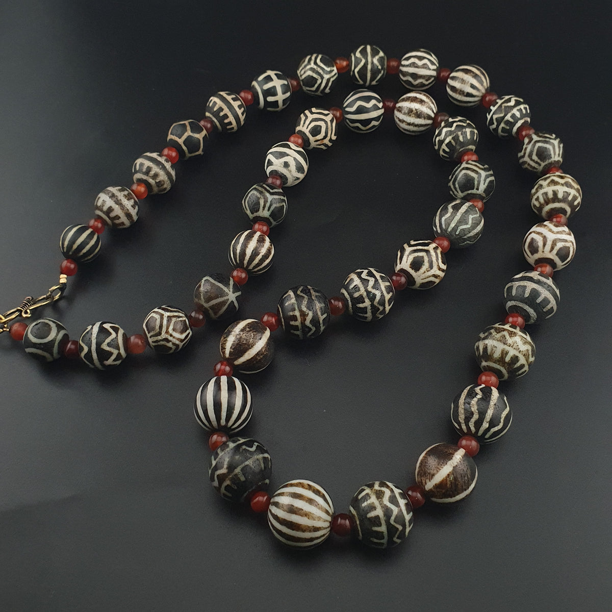 Collier ethnique de perles anciennes de calcédoine et de cornaline birmanes Pumtek Pyu
