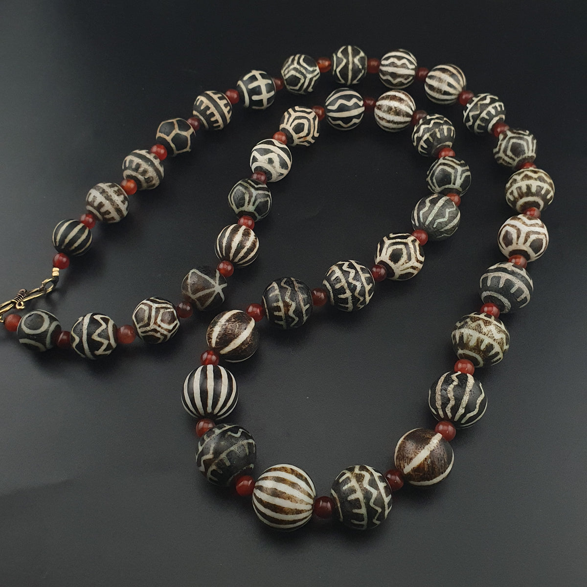Collier ethnique de perles anciennes de calcédoine et de cornaline birmanes Pumtek Pyu