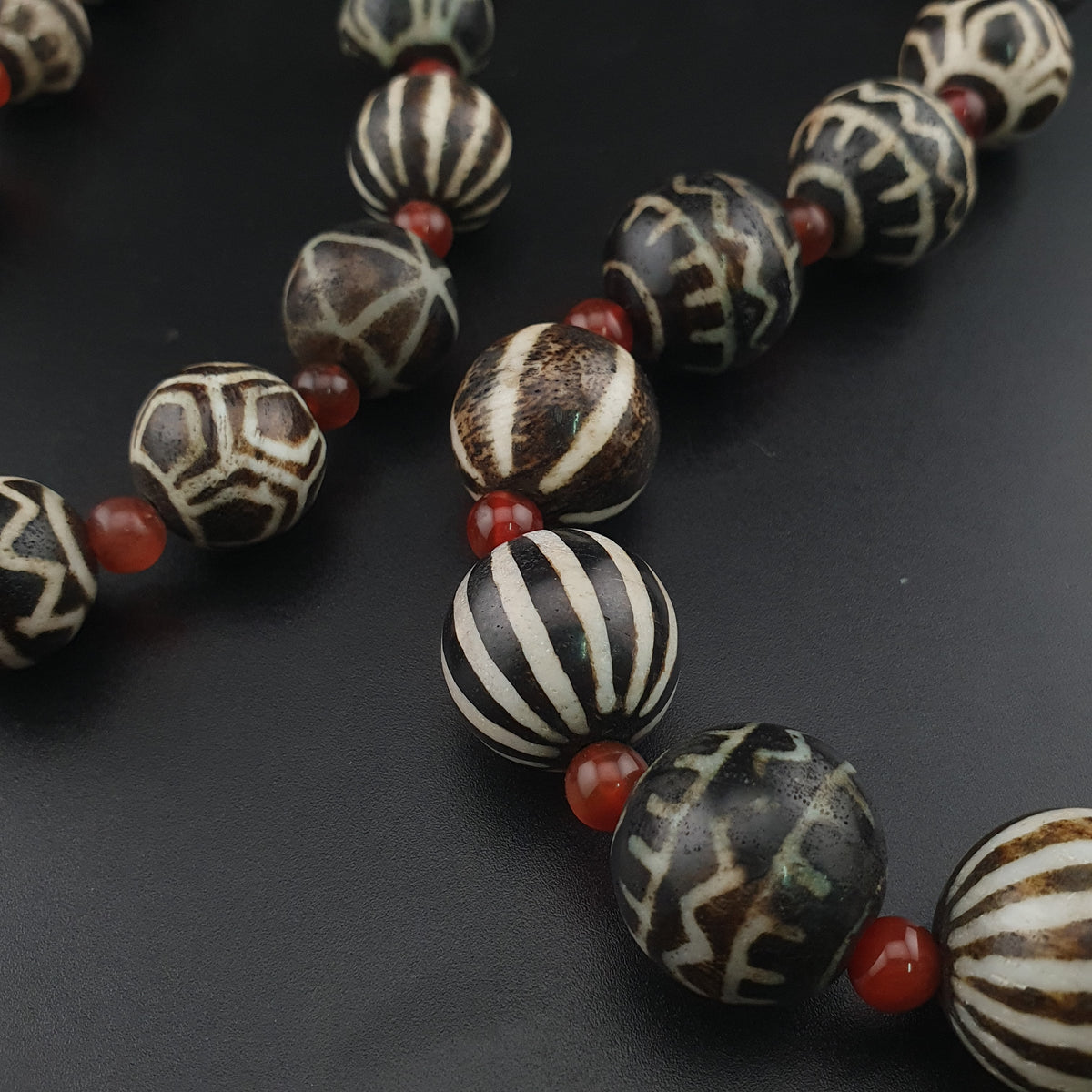 Collier ethnique de perles anciennes de calcédoine et de cornaline birmanes Pumtek Pyu