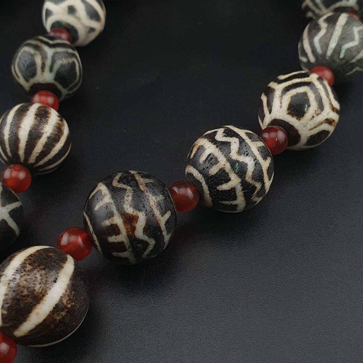 Collier ethnique de perles anciennes de calcédoine et de cornaline birmanes Pumtek Pyu