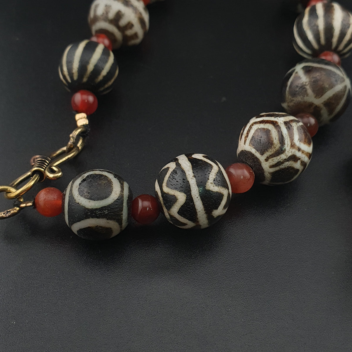 Collier ethnique de perles anciennes de calcédoine et de cornaline birmanes Pumtek Pyu