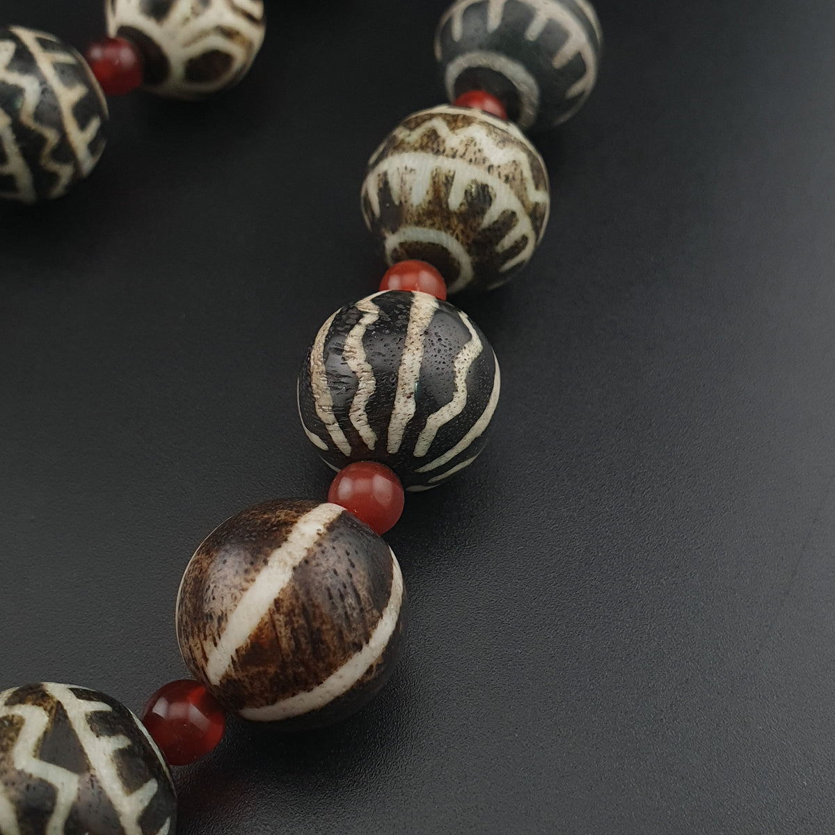 Collier ethnique de perles anciennes de calcédoine et de cornaline birmanes Pumtek Pyu