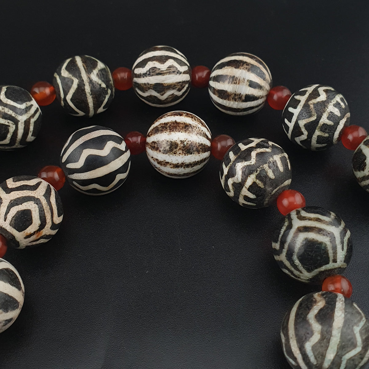 Collier ethnique de perles anciennes de calcédoine et de cornaline birmanes Pumtek Pyu