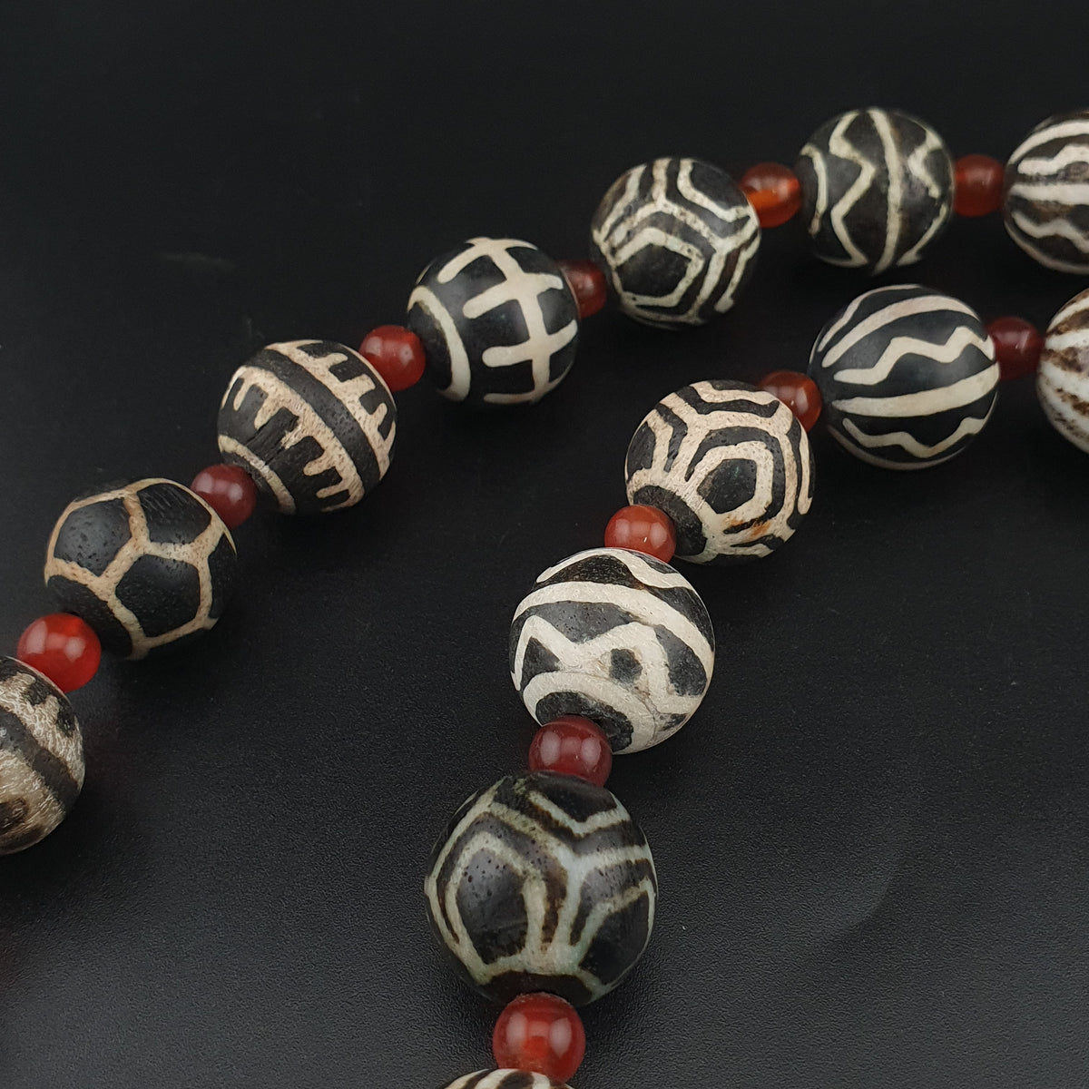 Collier ethnique de perles anciennes de calcédoine et de cornaline birmanes Pumtek Pyu