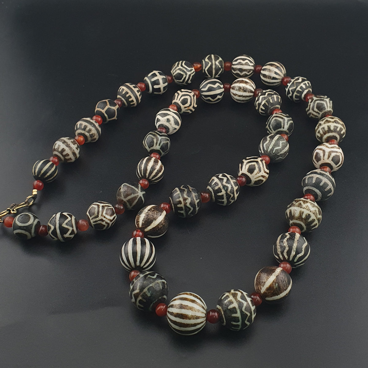 Collier ethnique de perles anciennes de calcédoine et de cornaline birmanes Pumtek Pyu