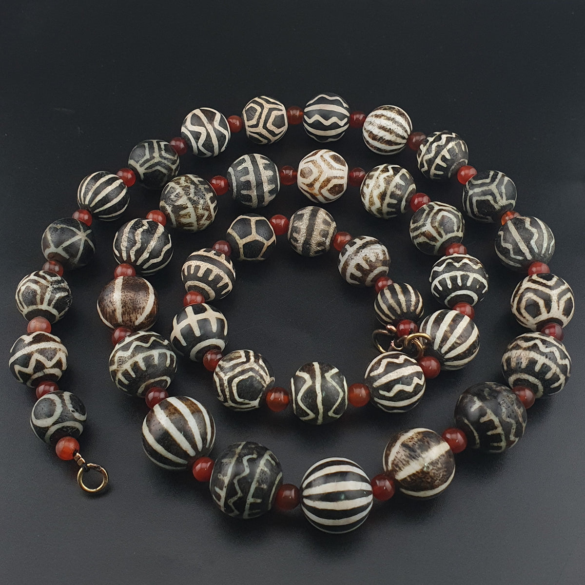 Collier ethnique de perles anciennes de calcédoine et de cornaline birmanes Pumtek Pyu