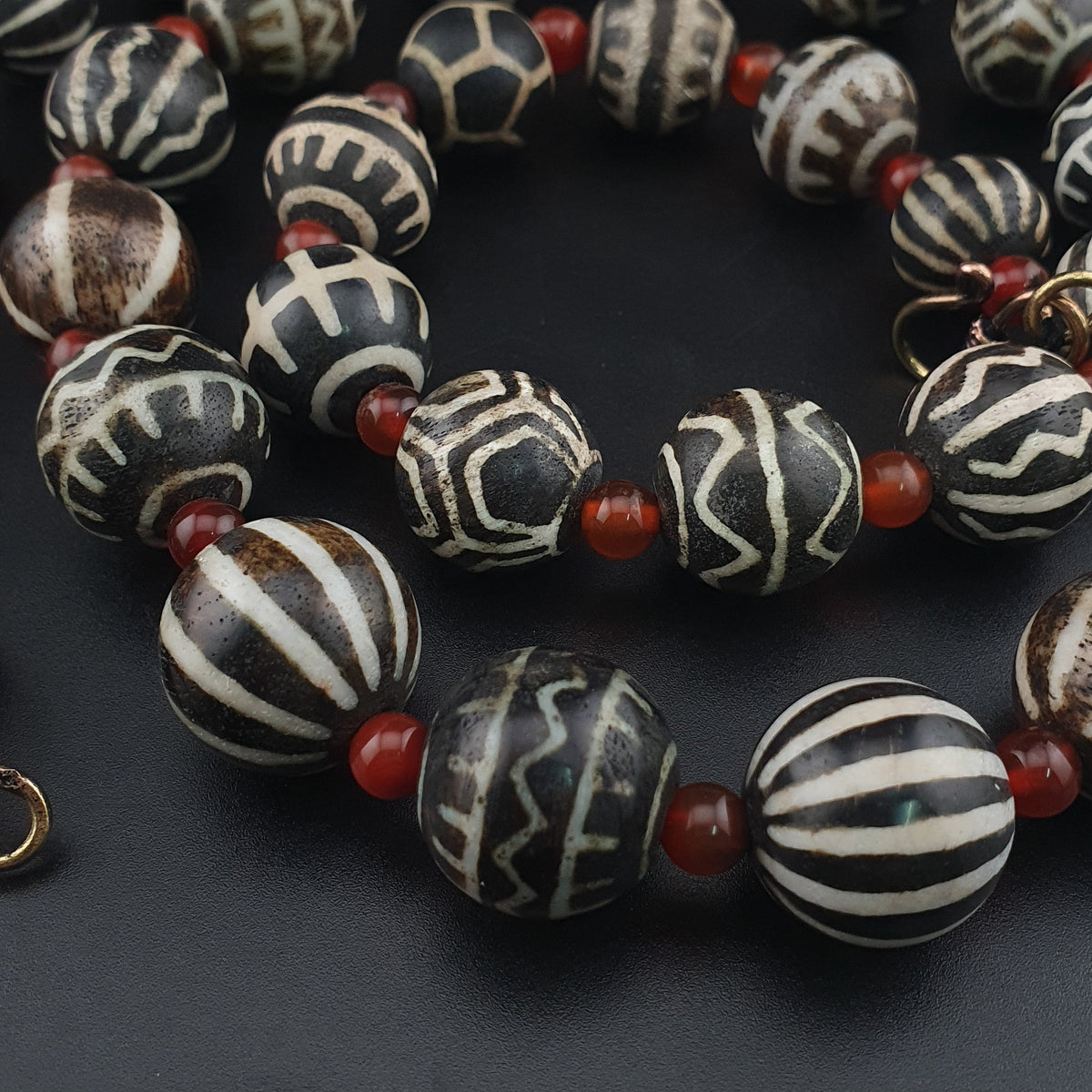 Collier ethnique de perles anciennes de calcédoine et de cornaline birmanes Pumtek Pyu
