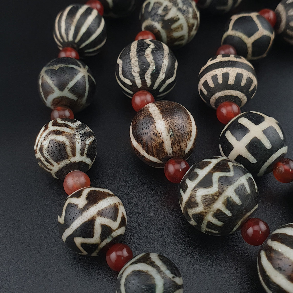Collier ethnique de perles anciennes de calcédoine et de cornaline birmanes Pumtek Pyu