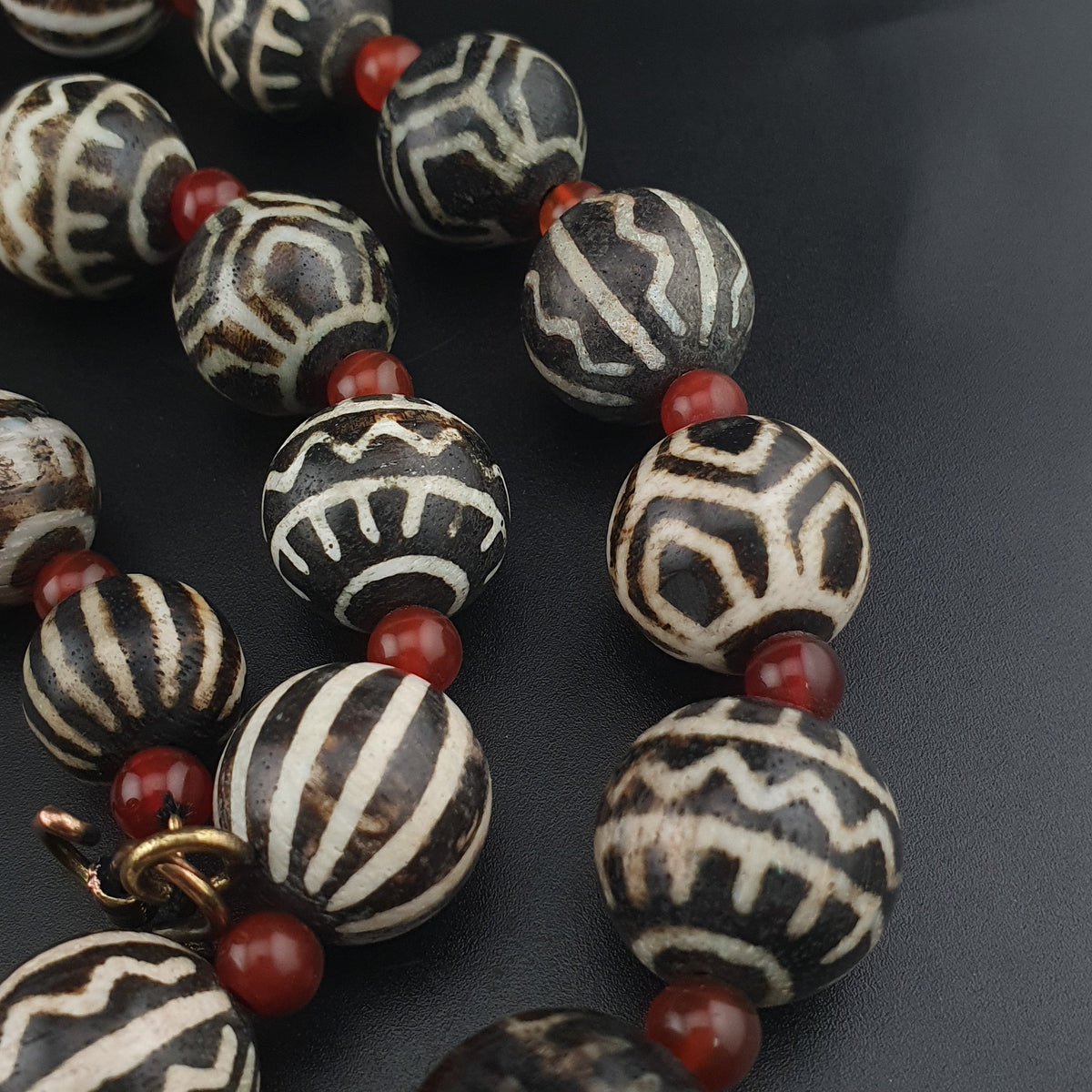 Collier ethnique de perles anciennes de calcédoine et de cornaline birmanes Pumtek Pyu