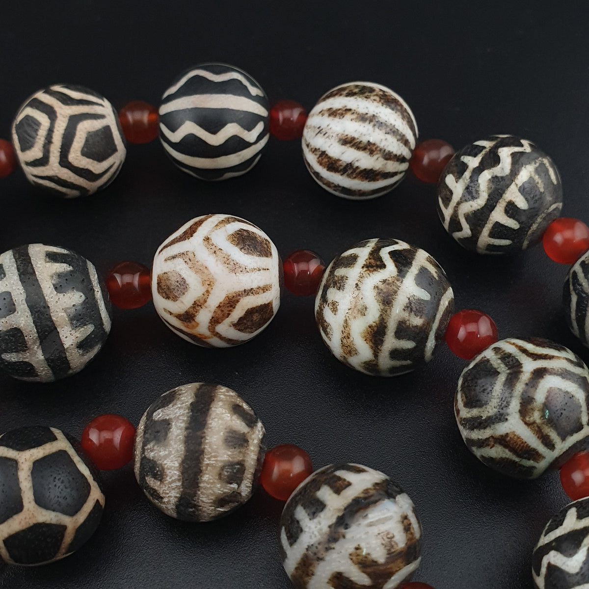Collier ethnique de perles anciennes de calcédoine et de cornaline birmanes Pumtek Pyu