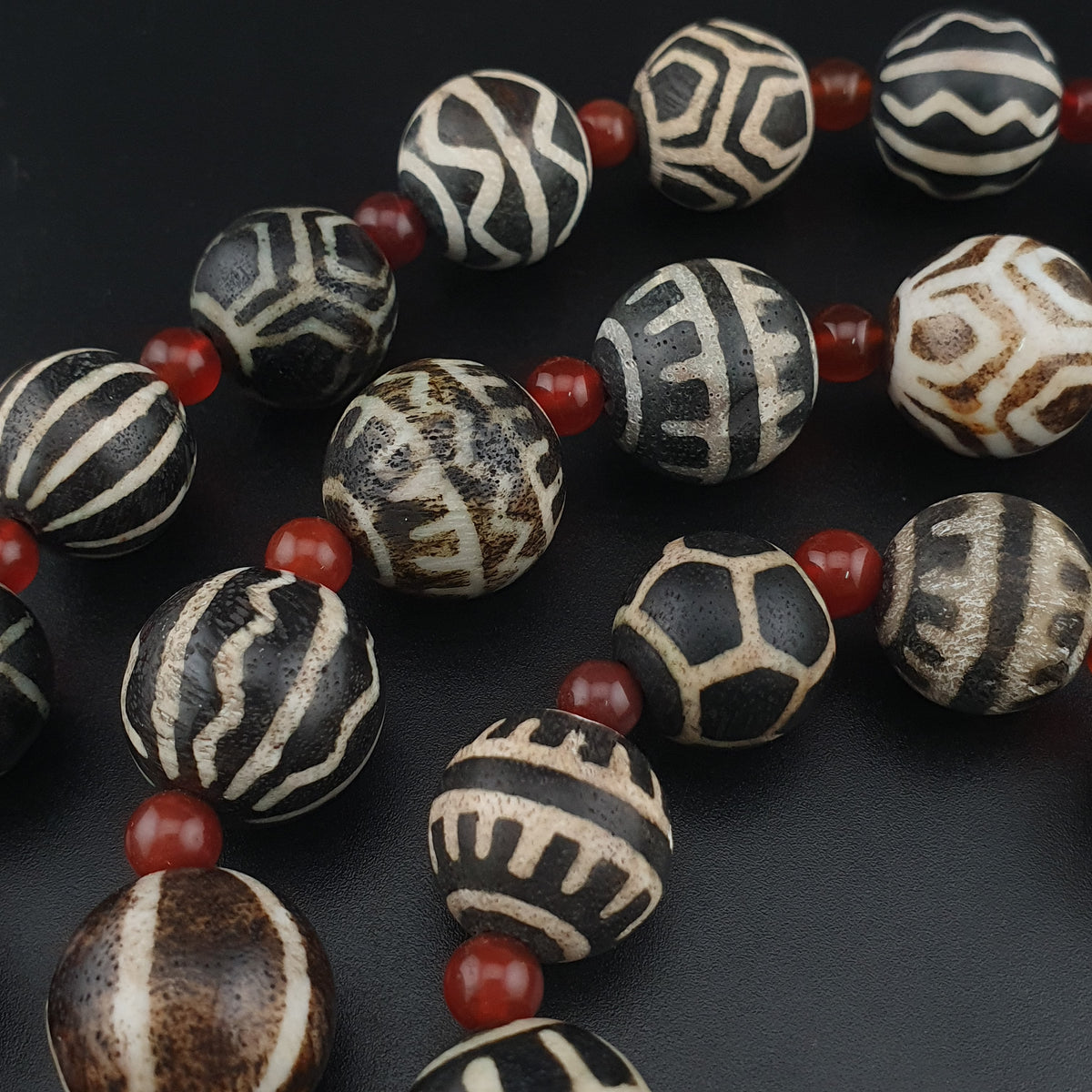 Collier ethnique de perles anciennes de calcédoine et de cornaline birmanes Pumtek Pyu