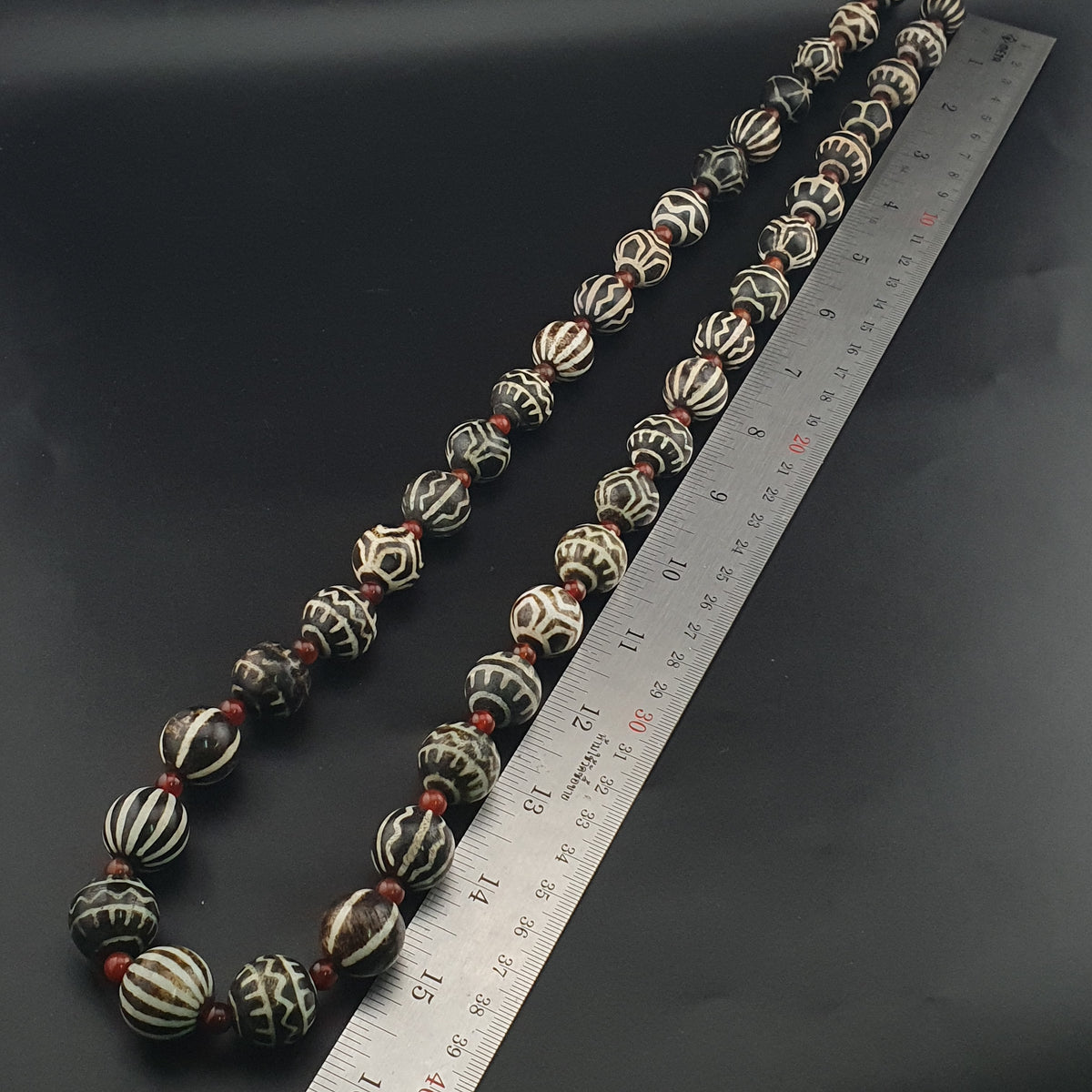 Collier ethnique de perles anciennes de calcédoine et de cornaline birmanes Pumtek Pyu