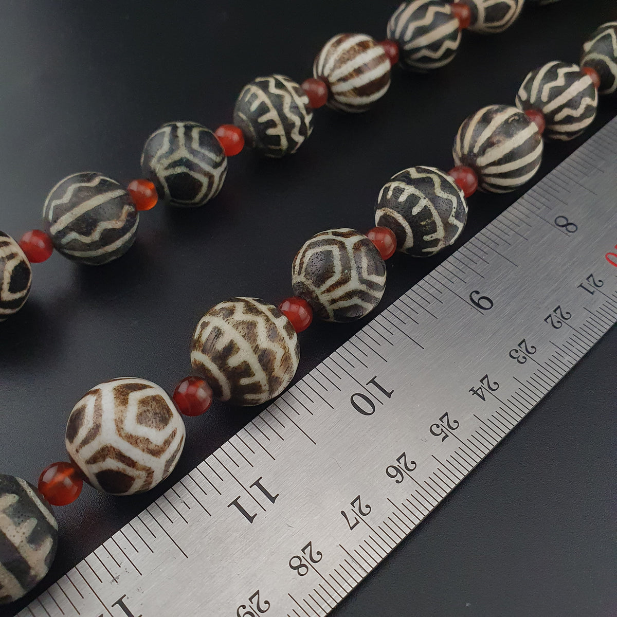 Collier ethnique de perles anciennes de calcédoine et de cornaline birmanes Pumtek Pyu