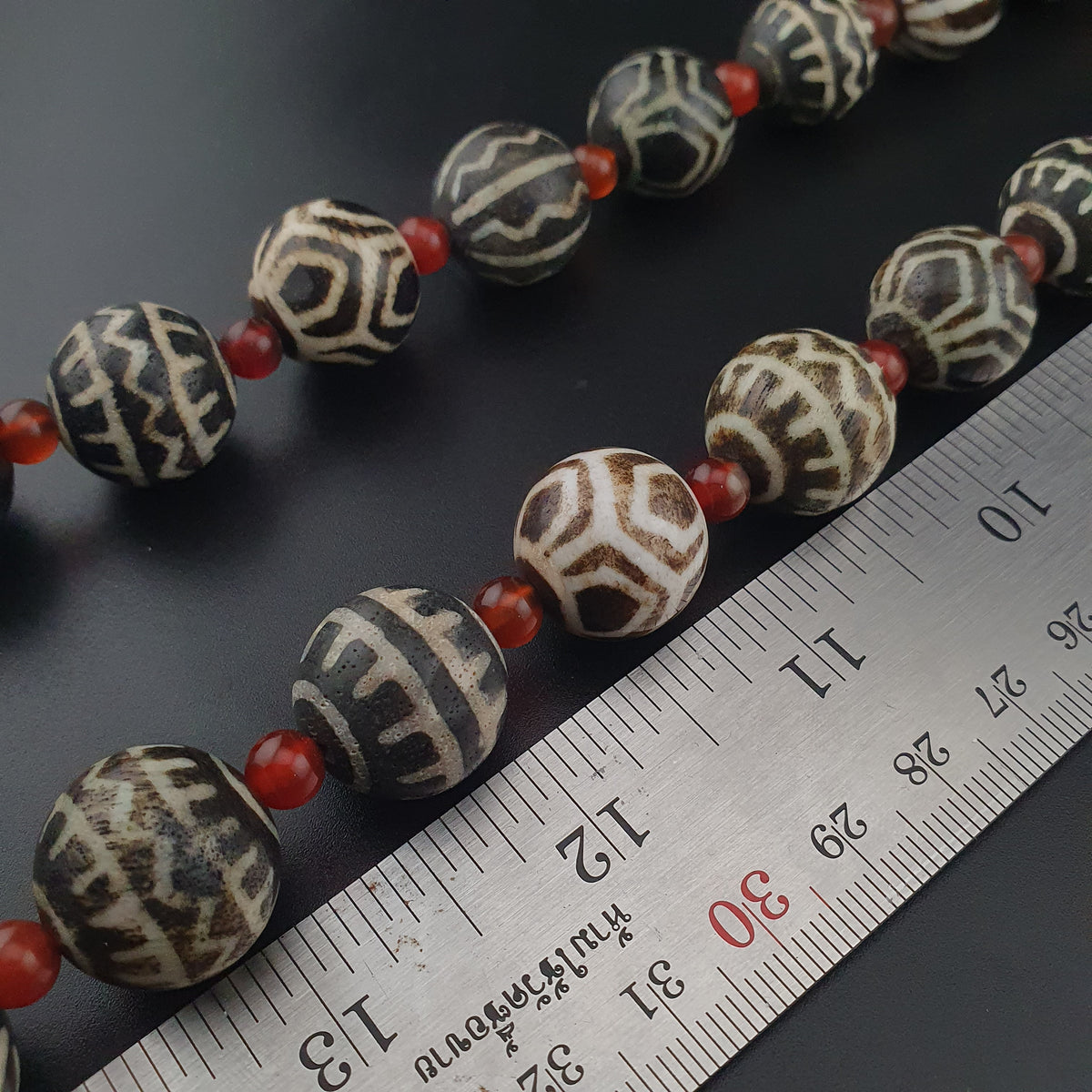 Collier ethnique de perles anciennes de calcédoine et de cornaline birmanes Pumtek Pyu