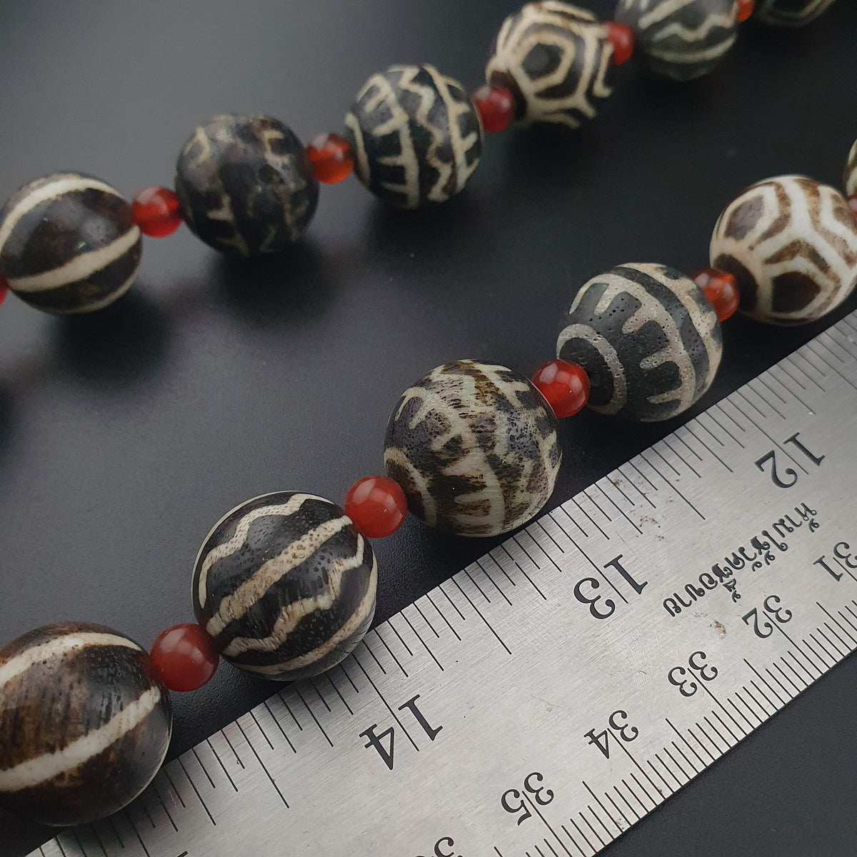 Collier ethnique de perles anciennes de calcédoine et de cornaline birmanes Pumtek Pyu