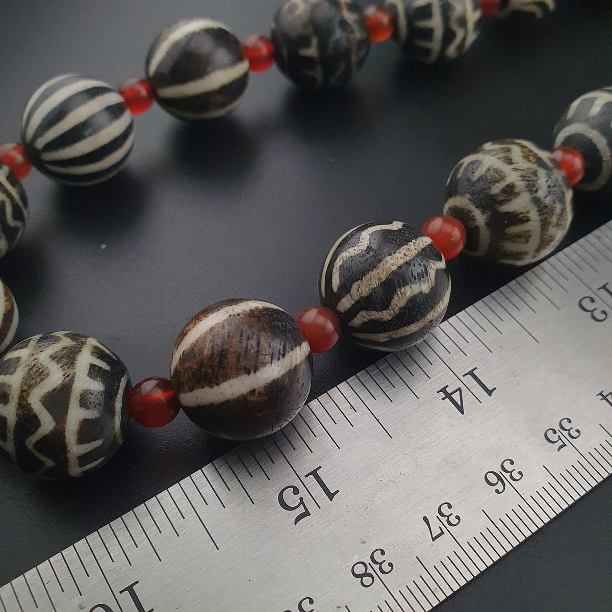 Collier ethnique de perles anciennes de calcédoine et de cornaline birmanes Pumtek Pyu