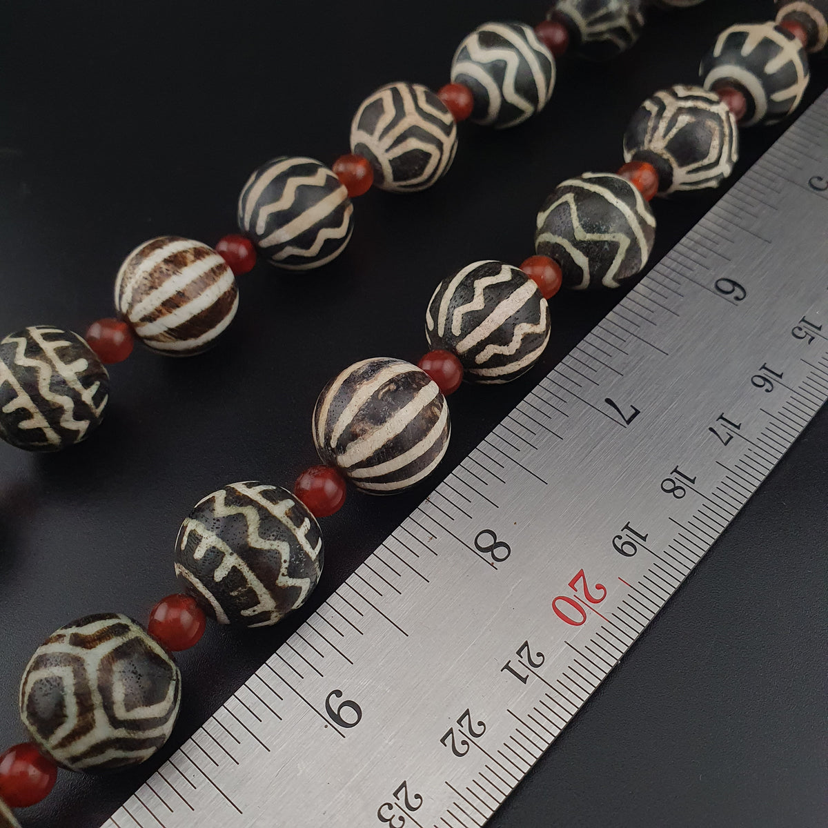 Collier ethnique de perles anciennes de calcédoine et de cornaline birmanes Pumtek Pyu