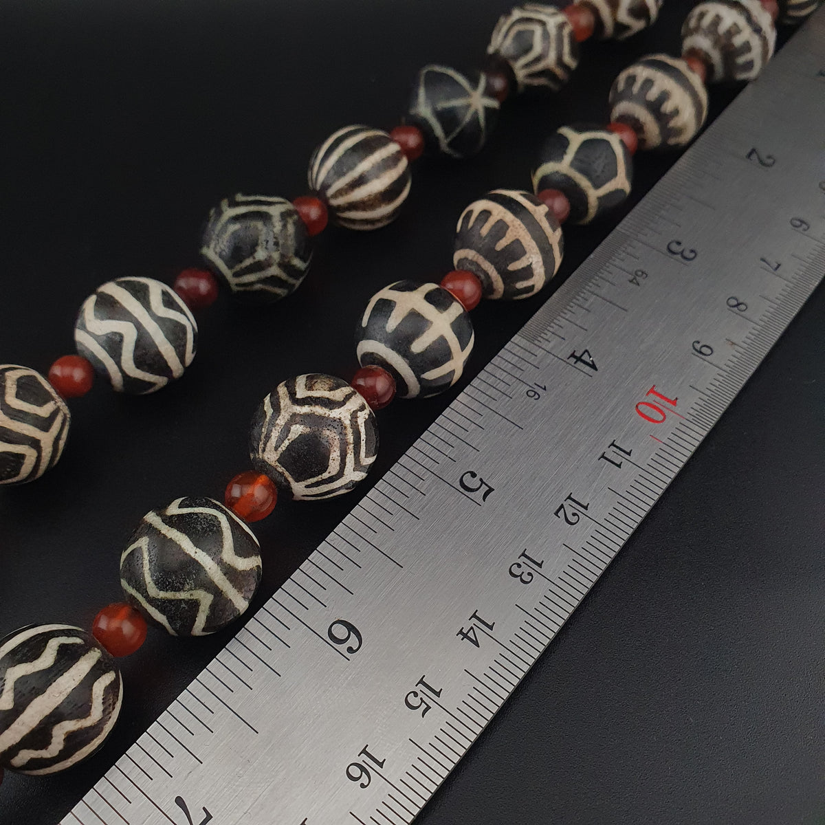 Collier ethnique de perles anciennes de calcédoine et de cornaline birmanes Pumtek Pyu