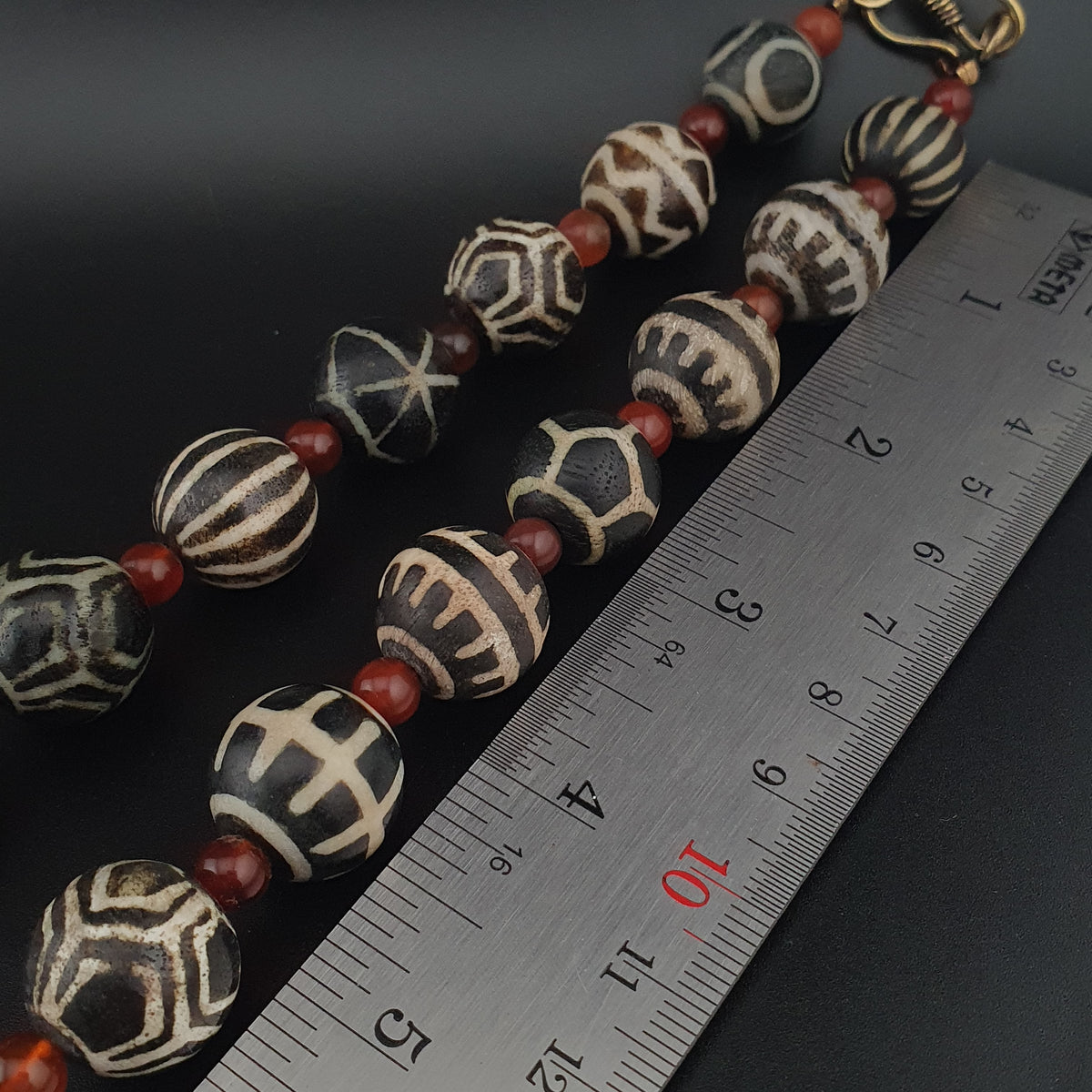 Collier ethnique de perles anciennes de calcédoine et de cornaline birmanes Pumtek Pyu