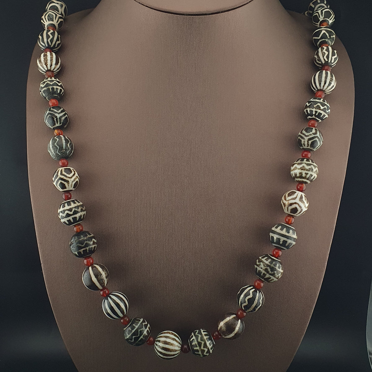 Collier ethnique de perles anciennes de calcédoine et de cornaline birmanes Pumtek Pyu